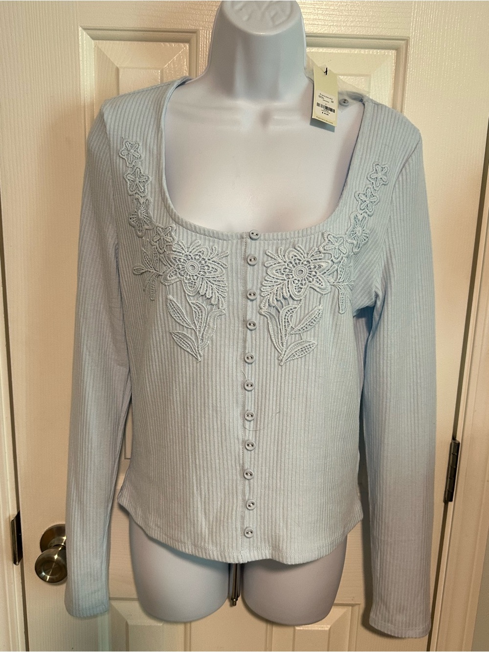 Francesca’s Collection Baby Blue Floral Embroidered Scoop Neck Ribbed Top Sz L